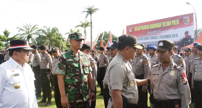 Kapolda Sulbar ditemani Danrem 142 dan Gubernur mengecek pasukan