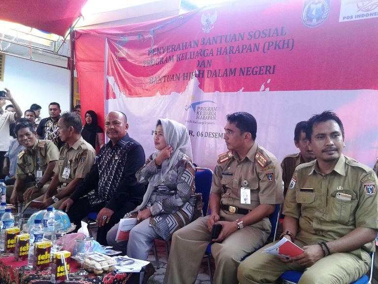 Andi Ruskati saat menghadiri penyerahan PKH dan bantuan hibah luar negeri