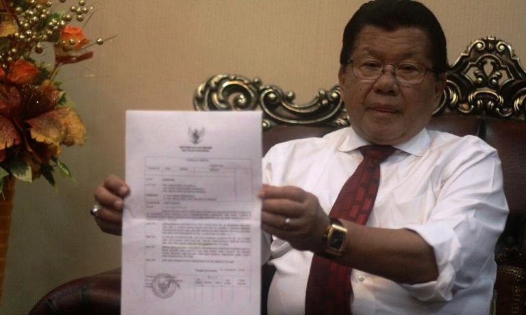 Anwar Adnan Saleh saat konfrensi pers dan memperlihatkan surat tugas PLH Gubernur Sulbar