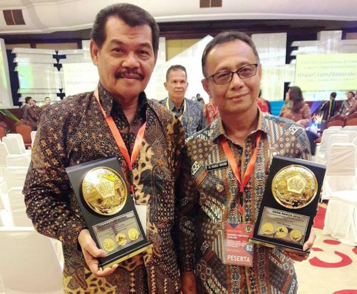 Foto Wakil Bupati Matra, Muh. H. Saal bersama Bupati Mamuju, H. Habsi Wahid saat Raih ADR 2016