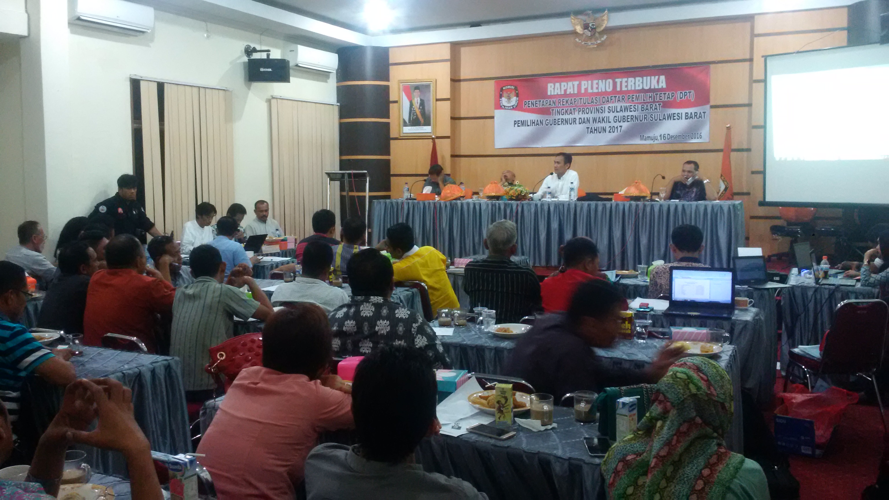 Suasana rapat pleno KPU Sulbar