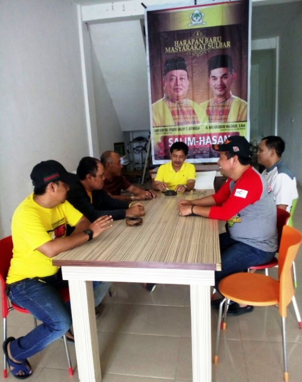 Ketua tim pemenangan Salim-Hasan yang juga Sekretaris Partai Golkar Sulbar Hamzah Hapati Hasan memimpin rapat di posko induk pemenangan Salim-Hasan