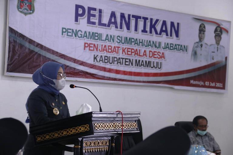 Sutinah saat sambutan pada acara pelantikan penjabat kepala desa. (Hms