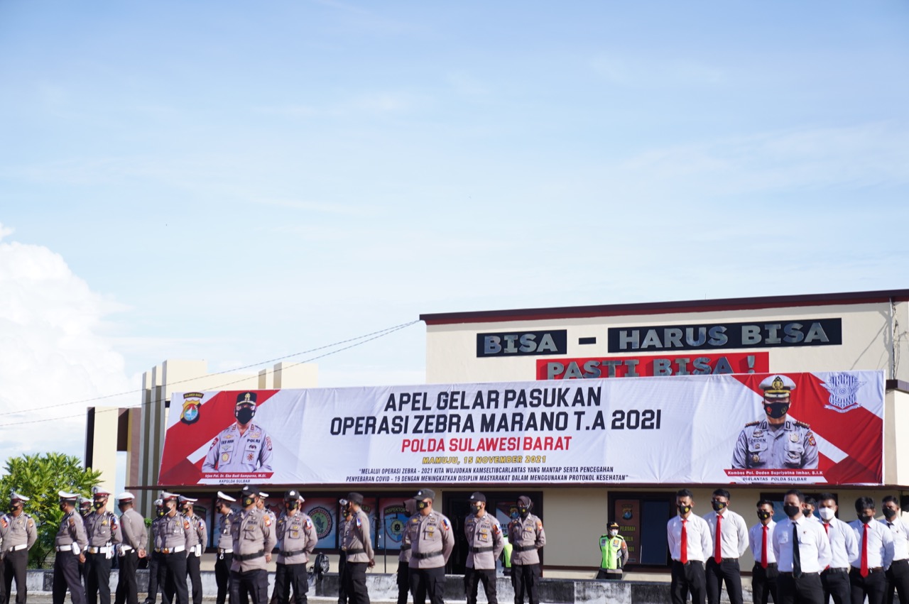 Apel pasukan di Polda Sulbar untuk giat Operasi Zebra Marano 2021. (Hms)