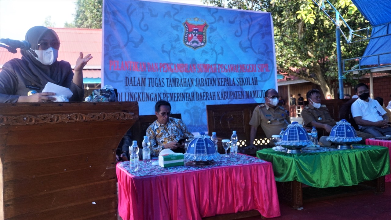 Bupati Mamuju, Sutinah Suhardi saat memberikan arahannya di pelantikan Kepala Sekolah.