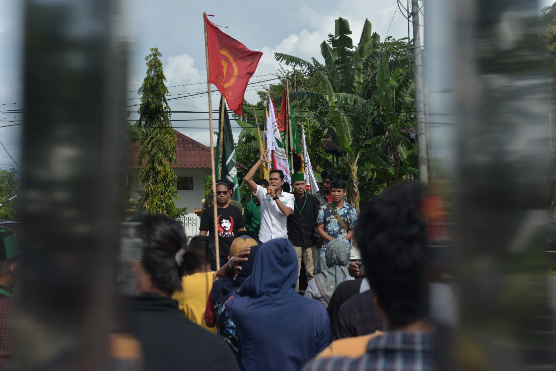 Demo aliansi OKP Pemerhati petani sawit Sulbar, didepan gedung DPRD Sulbar. (Dok. Zulkifli)