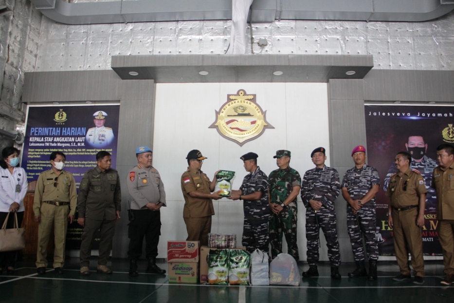 Asops Lantamal VI Makassar, Kolonel Laut (P) Ahmad Muharam serahkan secara simbolis bantuan untuk korban gempabumi M5,8 ke Pj. Gubernur Sulbar. (Dok. Zulkifli)