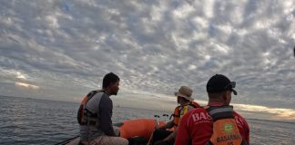 Tim SAR saat melakukan pencarian korban di duga tenggelam, nelayan warga Desa Babana, Kecamatan Budong budong, Mamuju Tengah. (dok Fhatur Anjasmara)