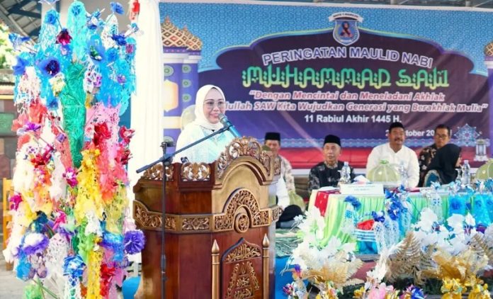 Bupati Mamuju, Sutinah Suhardi menghadiri Maulid Nabi Muhammad SAW di SMP Negeri 1 Mamuju.