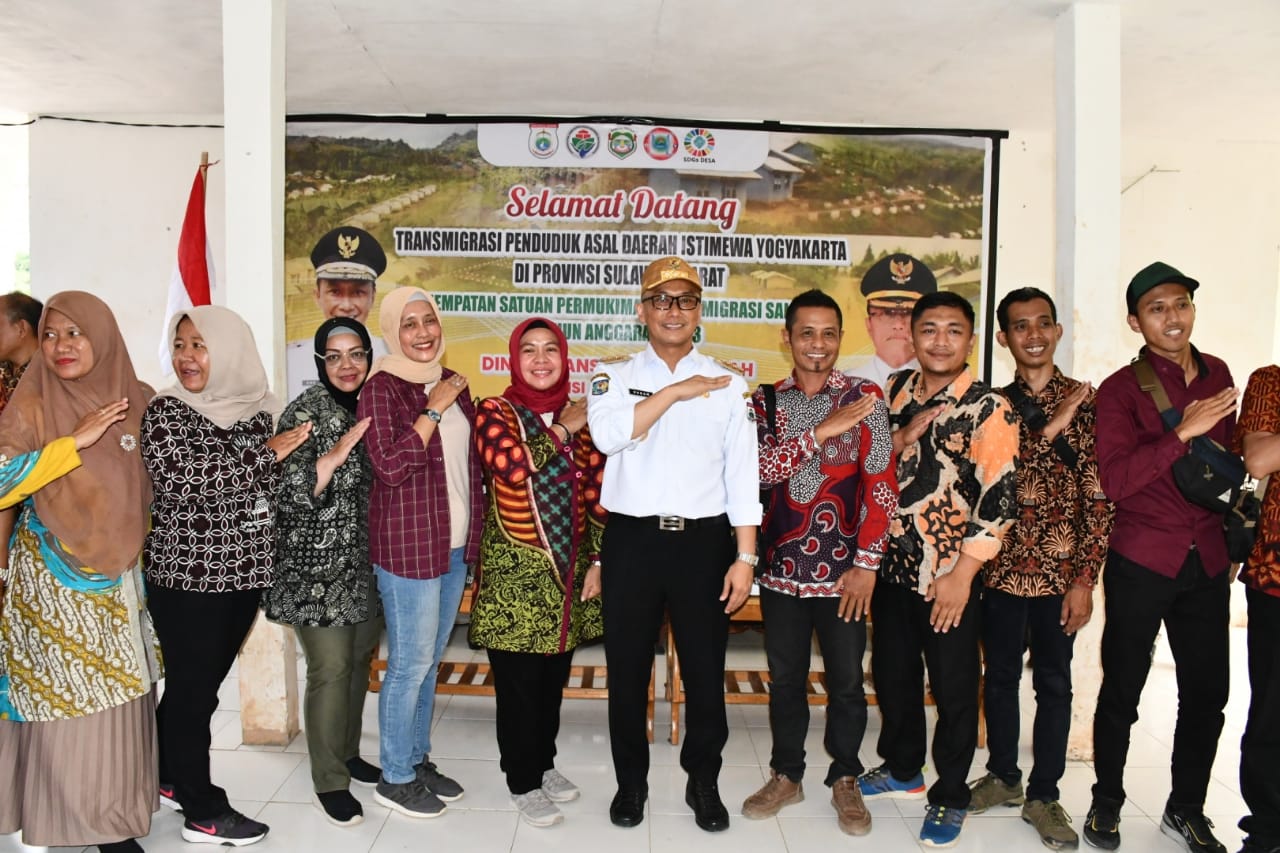 Foto bersama Pj Gubernur Sulbar di UPT Salulisu, Mateng.